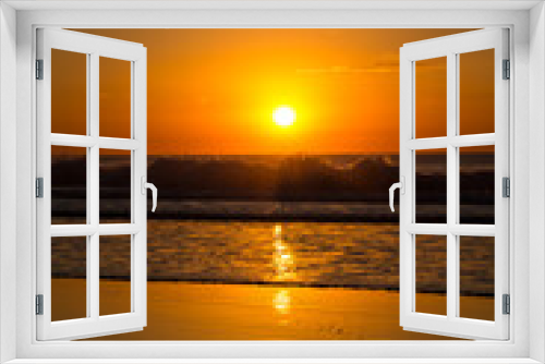 Fototapeta Naklejka Na Ścianę Okno 3D - Beautiful sunrise on the beach