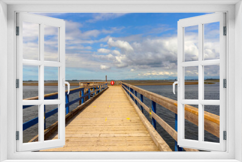 Fototapeta Naklejka Na Ścianę Okno 3D - Lonely pier at Crescent Beach, BC, overlooking exposed mudflats at low tide
