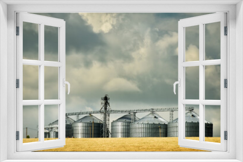 Fototapeta Naklejka Na Ścianę Okno 3D - Granary and ripe wheat field.