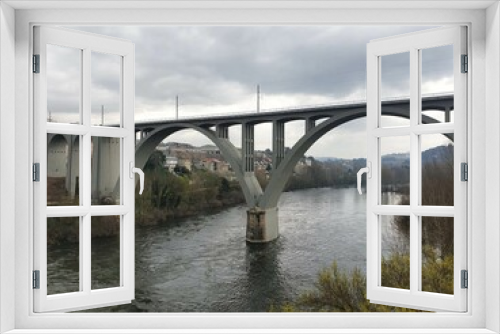 Fototapeta Naklejka Na Ścianę Okno 3D - Puente sobre el río Miño en Lugo