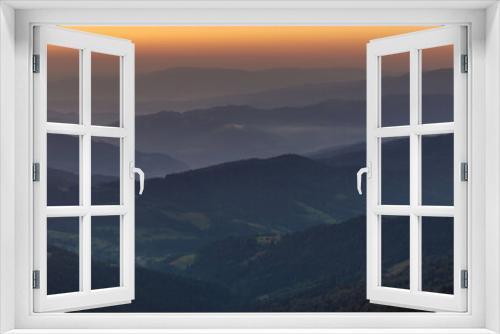 Fototapeta Naklejka Na Ścianę Okno 3D - Wschód słońca w górach 