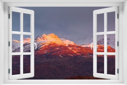 Fototapeta Naklejka Na Ścianę Okno 3D - Autumn in Patagonia: sunrise over snow covered mountains
