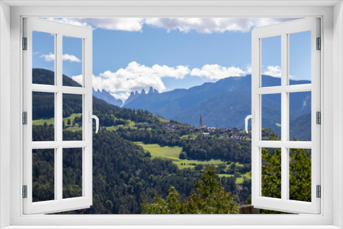 Fototapeta Naklejka Na Ścianę Okno 3D - El pueblo de Velturno en Dolomitas
