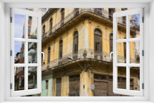 Fototapeta Naklejka Na Ścianę Okno 3D - Tenament life; crumbling, decaying colonial buildings in Havana Vieja, Havana, Cuba.