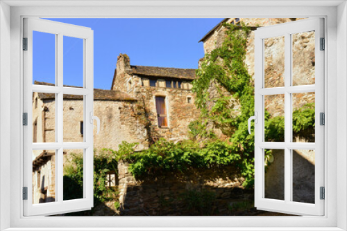 Fototapeta Naklejka Na Ścianę Okno 3D - Les vieilles maisons médiévales végétalisées de Najac (12270) sous le ciel bleu, département de l'Aveyron en région Occitanie, France
