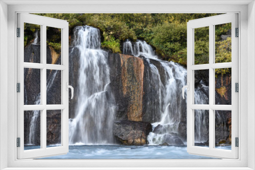 Fototapeta Naklejka Na Ścianę Okno 3D - malerischer Wasserfall in felsiger Landschaft in Island