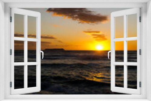 Fototapeta Naklejka Na Ścianę Okno 3D - Nascer do sol na praia com nuvens e ondas - Paisagem natural