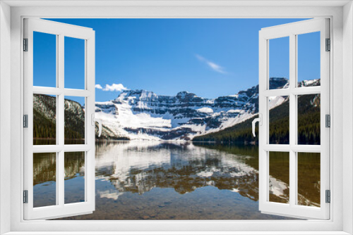 Fototapeta Naklejka Na Ścianę Okno 3D - Mountain Lake with Snow Capped Mountains