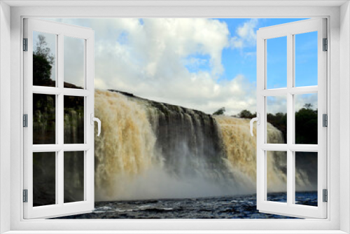 Fototapeta Naklejka Na Ścianę Okno 3D - Waterfall in Canaima National Park, Venezuela