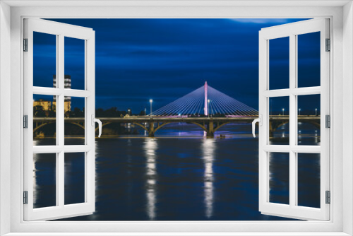 Fototapeta Naklejka Na Ścianę Okno 3D - Vista nocturna del Puente Real sobre el río Guadiana en Badajoz.