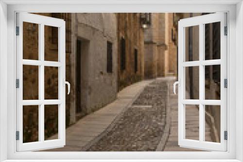 Fototapeta Naklejka Na Ścianę Okno 3D - Callejon o Calle Pequeña en la ciudad de Caceres, comunidad autonoma de Extremadura, pais de España o Spain
