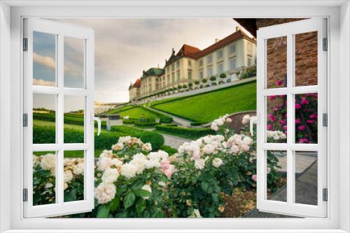 Fototapeta Naklejka Na Ścianę Okno 3D - Kwitnące róże w ogrodzie królewskim