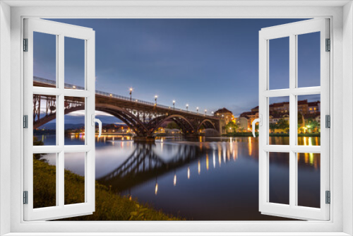 Fototapeta Naklejka Na Ścianę Okno 3D - Żelazny most nad rzeką w Mariborze wieczorem