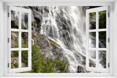 Fototapeta Naklejka Na Ścianę Okno 3D - Wasserfall mit Felsen und grünen Bäumen