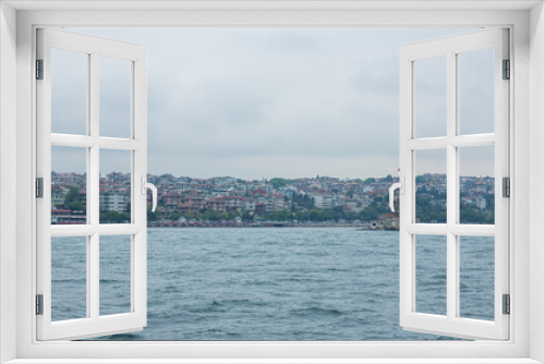 Fototapeta Naklejka Na Ścianę Okno 3D - トルコ　イスタンブールのボスポラス海峡に浮かぶ小島に建つ乙女の塔とユスキュダルの街並み