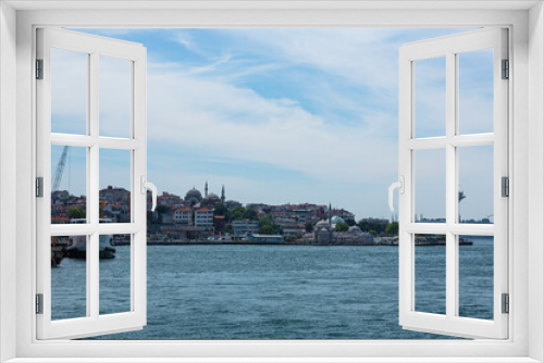 Fototapeta Naklejka Na Ścianę Okno 3D - トルコ　イスタンブールのボスポラス海峡を進むフェリーから見えるアジア側のユスキュダルの街並み