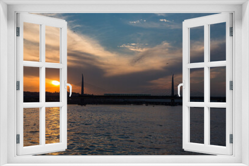 Fototapeta Naklejka Na Ścianę Okno 3D - トルコ　イスタンブールの金角湾にかかるアタチュルク橋と夕焼けでオレンジに染まった空