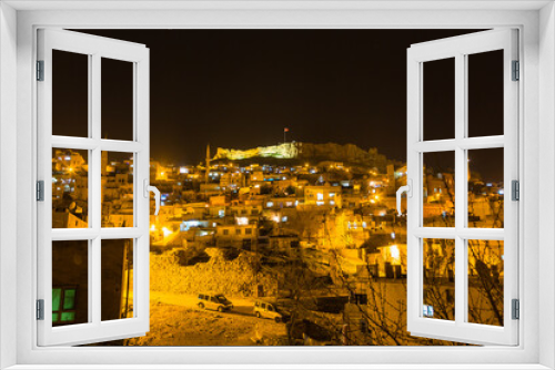 Fototapeta Naklejka Na Ścianę Okno 3D - トルコ　マルディンの旧市街の夜景と山頂に建つマルディン城
