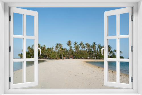 Fototapeta Naklejka Na Ścianę Okno 3D - sandy beach with palm trees