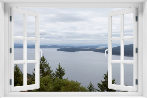 Fototapeta Naklejka Na Ścianę Okno 3D - Viewpoint off the Trans-Canada Hwy, Split Rock Lookout. Cloudy Summer Day. Vancouver Islands, British Columbia, Canada.