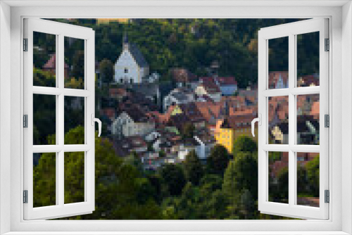Fototapeta Naklejka Na Ścianę Okno 3D - 10.09.2021, GER, Bayern, Waischenfeld: Blick vom Aussichtspunkt hohe Warte über den Ort Waischenfeld hin zur Burgruine und dem Wehrturm 