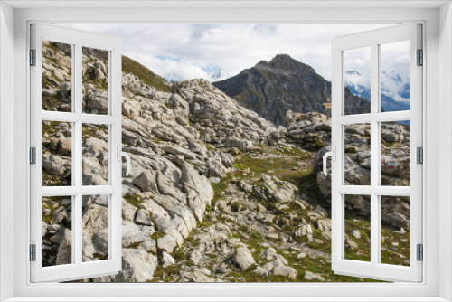 Fototapeta Naklejka Na Ścianę Okno 3D - Le désert de Platé dans les alpes françaises en face du Mont Blanc, un ensemble calcaire formé de lapiaz.
Situé en haute altitude et uniquement accessible à pieds.