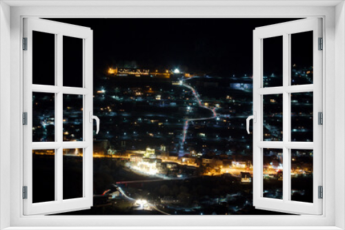 Fototapeta Naklejka Na Ścianę Okno 3D - Widok z góry na miasteczko nocą.