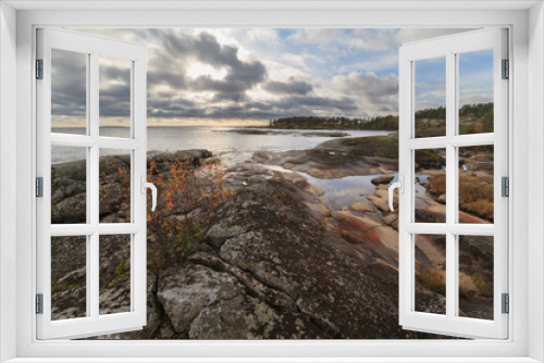 Fototapeta Naklejka Na Ścianę Okno 3D - Rocky coast of autumn lake