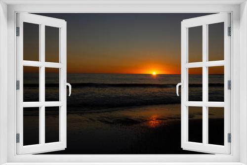 Fototapeta Naklejka Na Ścianę Okno 3D - Cae el sol en el mar 