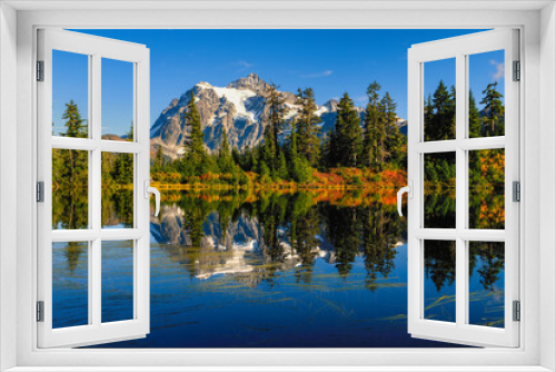 Fototapeta Naklejka Na Ścianę Okno 3D - Mount Shuksan in the North Cascades National Park reflects in Highwood Lake with brilliant fall colors on the bank