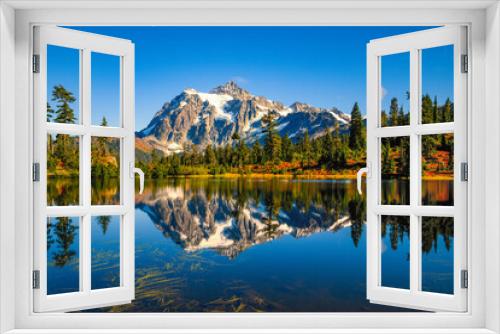 Fototapeta Naklejka Na Ścianę Okno 3D - The iconic view of Mount Shuksan reflecting in Picture Lake during the Fall in the Pacific Northwest of the United States