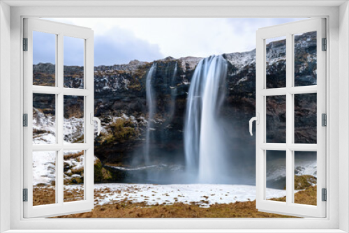 Fototapeta Naklejka Na Ścianę Okno 3D - Front view of the Seljalandsfoss waterfall in southern Iceland