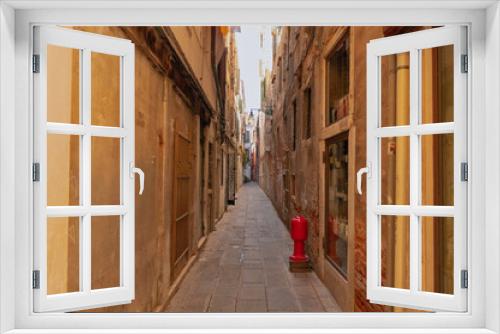 Fototapeta Naklejka Na Ścianę Okno 3D - イタリア　ヴェネチアの古びた路地裏