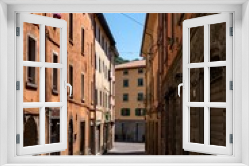 Fototapeta Naklejka Na Ścianę Okno 3D - Gasse in der Altstadt von Castelnuovo di Garfagnana in der Toskana in Italien