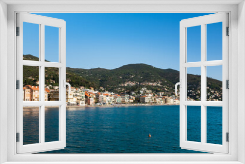 Fototapeta Naklejka Na Ścianę Okno 3D - view of the bay in Alassio, Italy