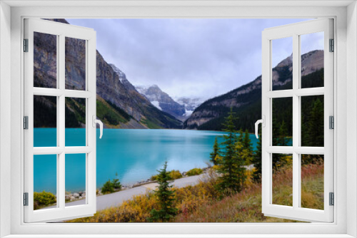 Fototapeta Naklejka Na Ścianę Okno 3D - Beautiful calm Lake Louise located in the Banff National Park, Alberta, Canada
