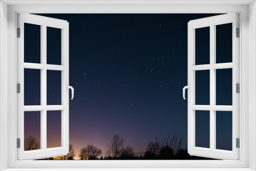 Fototapeta Naklejka Na Ścianę Okno 3D - Fotografía a color y horizontal del cielo nocturno estrellado en medio de la naturaleza.