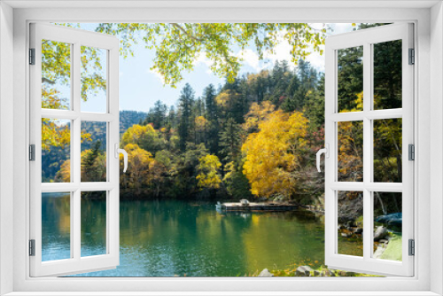 Fototapeta Naklejka Na Ścianę Okno 3D - 然別湖の紅葉