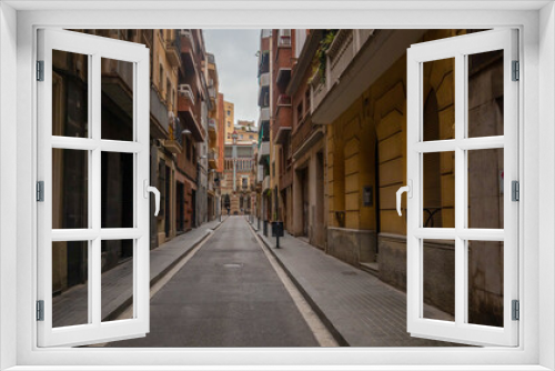 Fototapeta Naklejka Na Ścianę Okno 3D - narrow street in the town of Barcelone, au fond la rue la casa Vicens 
