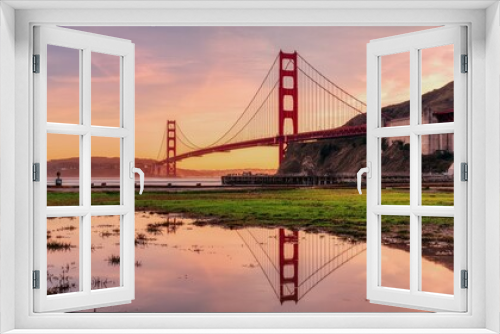 Fototapeta Naklejka Na Ścianę Okno 3D - Golden Gate Bridge at sunset from a marina