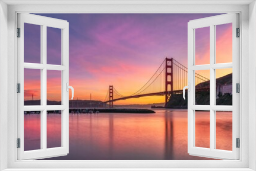 Fototapeta Naklejka Na Ścianę Okno 3D - Golden Gate Bridge at sunset from a marina