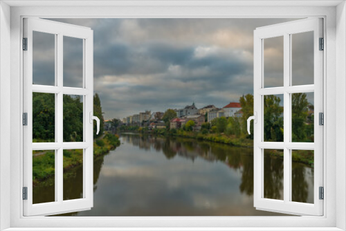 Fototapeta Naklejka Na Ścianę Okno 3D - River Labe in central Bohemian town Kolin in autumn color morning