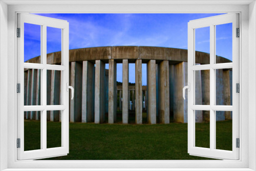 Fototapeta Naklejka Na Ścianę Okno 3D - 円形の劇場のようなギリシア風の建物と青い夕空