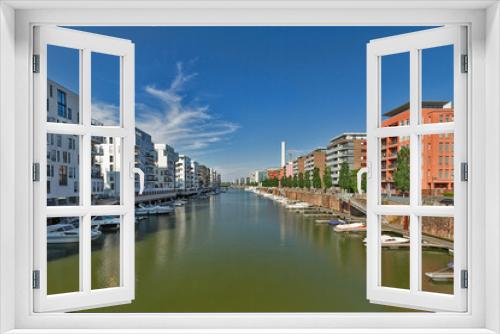Fototapeta Naklejka Na Ścianę Okno 3D - Hafen in der Stadt Wohnen am Fluß	