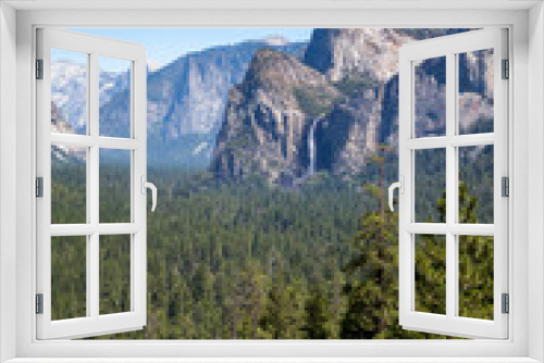 Fototapeta Naklejka Na Ścianę Okno 3D - Forested valley in Yosemite on a Summer's Day