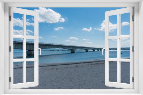 Fototapeta Naklejka Na Ścianę Okno 3D - 古宇利大橋と砂浜、遠浅の澄んだ青い海