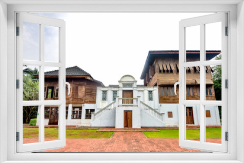 Fototapeta Naklejka Na Ścianę Okno 3D - The ancient wooden houses of the wealthy in the past were made into a museum for tourists to visit in Ratchaburi, Thailand.