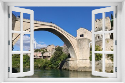 La village de Mostar en Bosnie-Herzégovine, avec ses maisons, pierres et son vieux pont, sur les bords du fleuve Neretva, ancienne province Ottoman