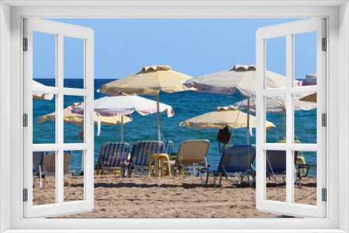 Fototapeta Naklejka Na Ścianę Okno 3D - Strand mit Sonnenschirmen und Strandliegen