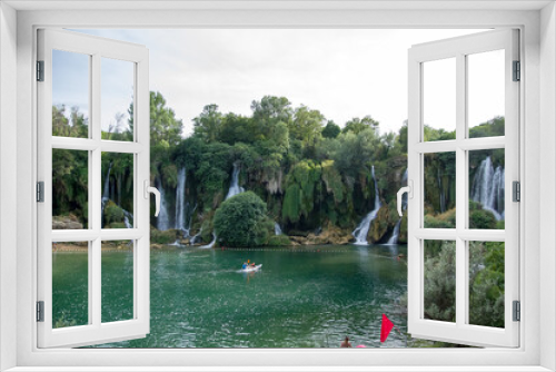 Fototapeta Naklejka Na Ścianę Okno 3D - Jezioro i wodospady w otoczeniu bujnej roślinności